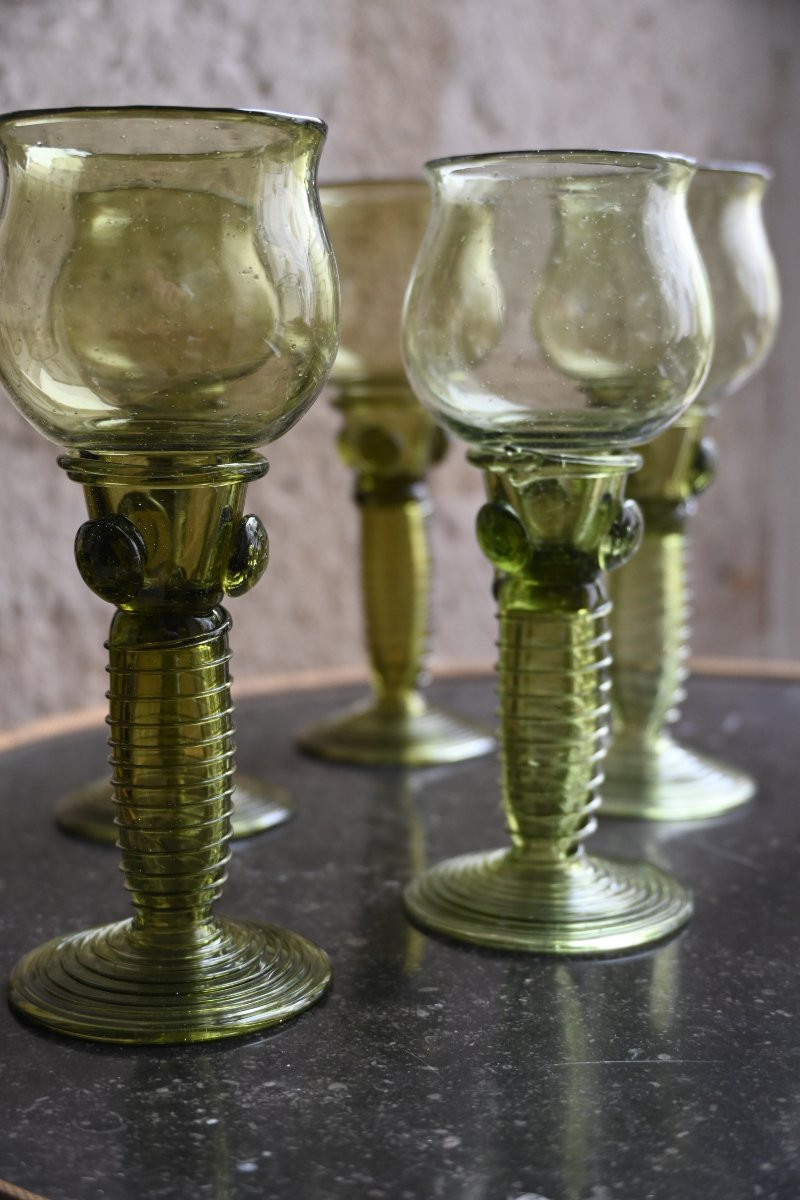  Suite de 10 Verres à vin Roemer dans le gout XVII des Pays Bas -photo-1