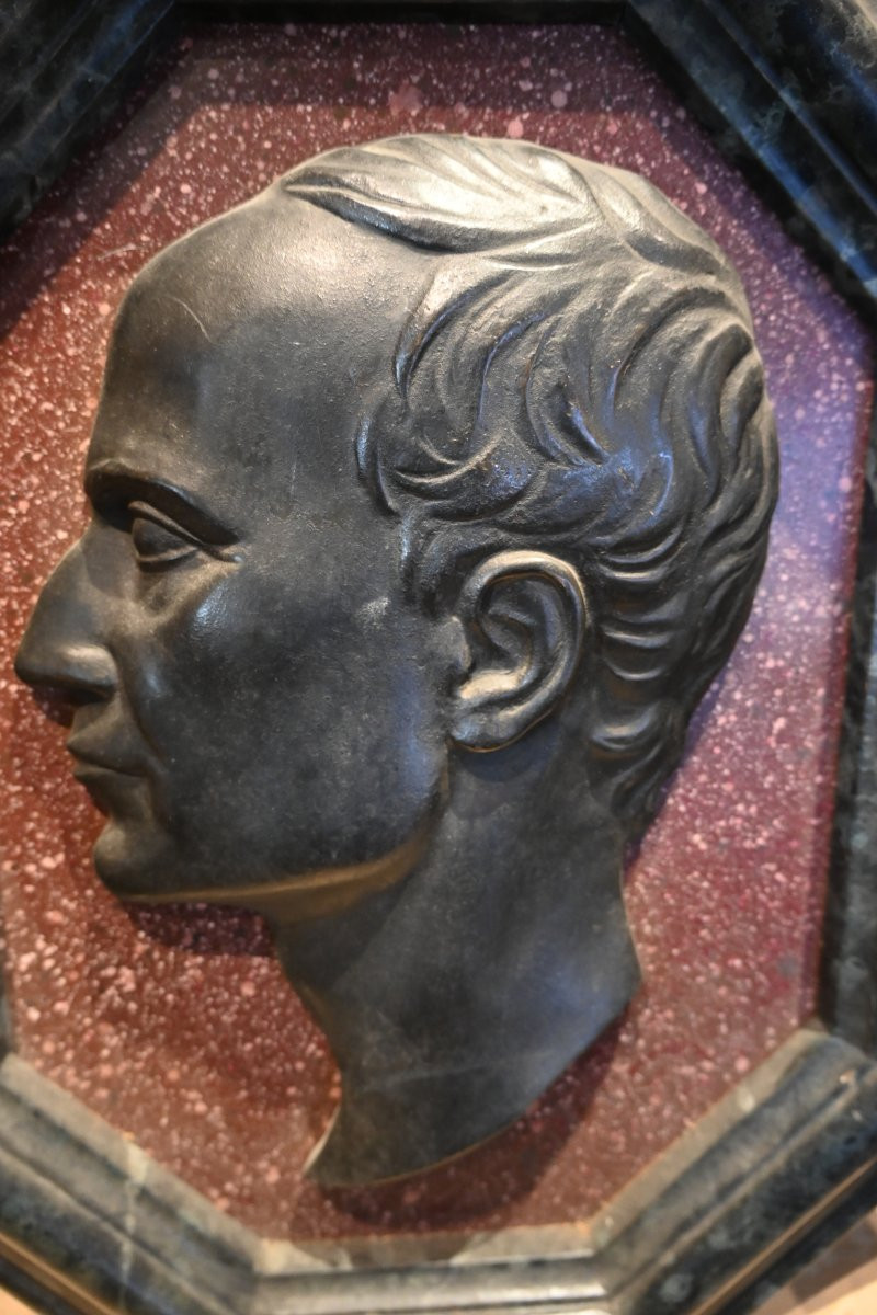 Medallion, Metal Profile Of Emperor Caesar, On Faux Marble-photo-1
