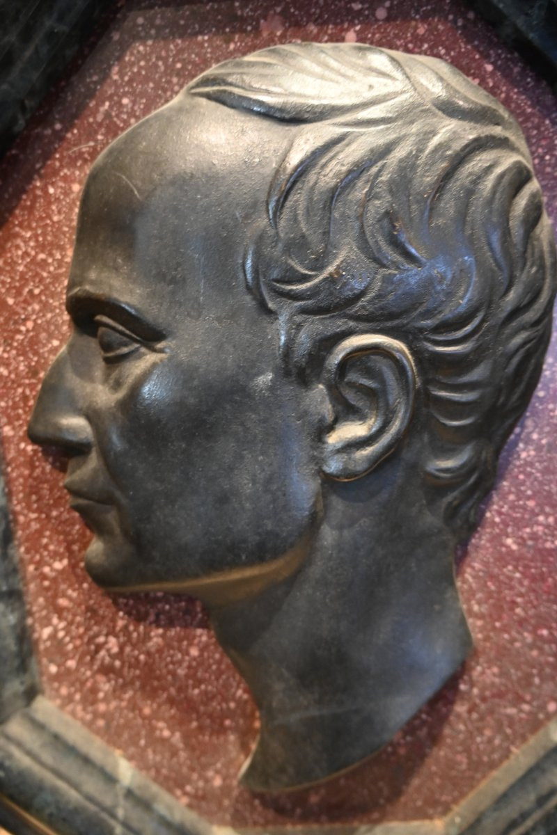 Medallion, Metal Profile Of Emperor Caesar, On Faux Marble-photo-2