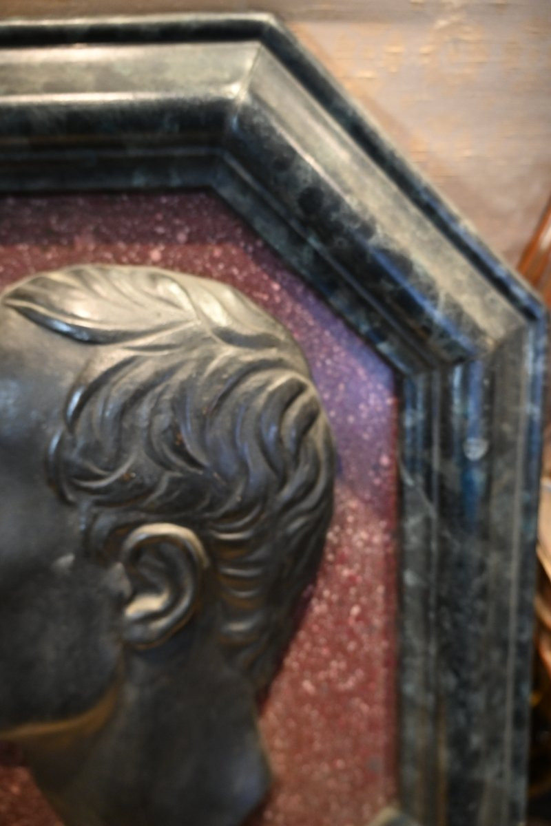 Medallion, Metal Profile Of Emperor Caesar, On Faux Marble-photo-4