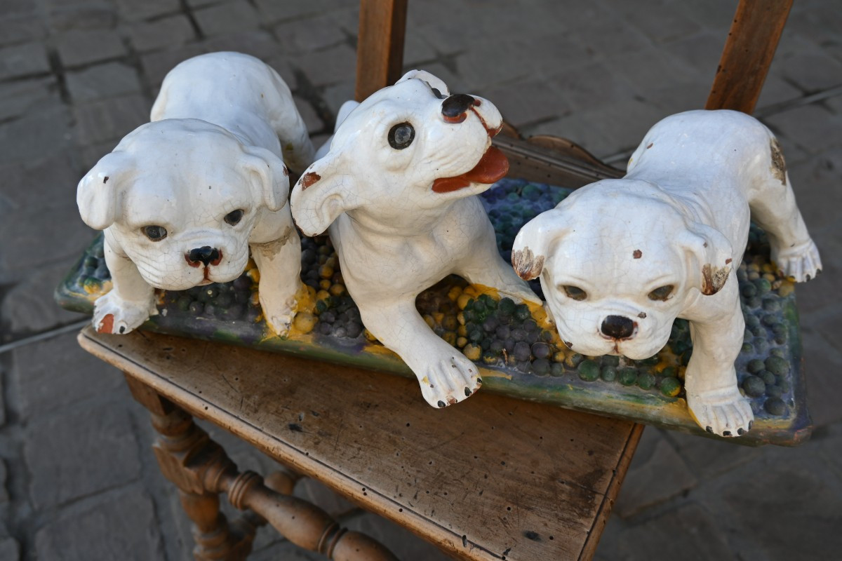 Bavent , sculpture en faience de trois chiots bouledogue XIX