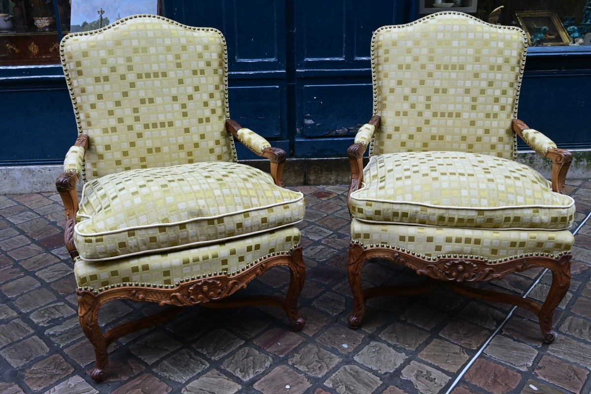 Paire de grands fauteuils à dossier plat de style Regence