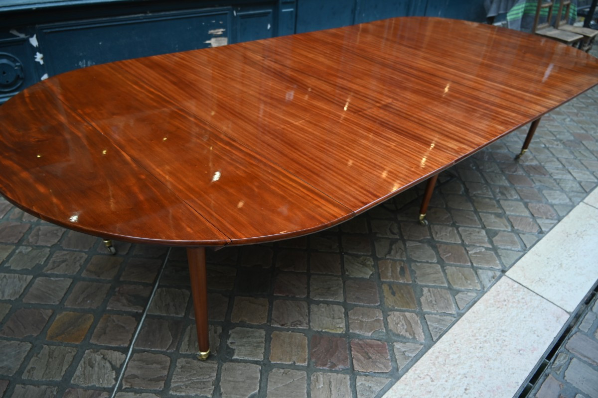 Large Period Dining Room Set In Late 18th-century Mahogany.