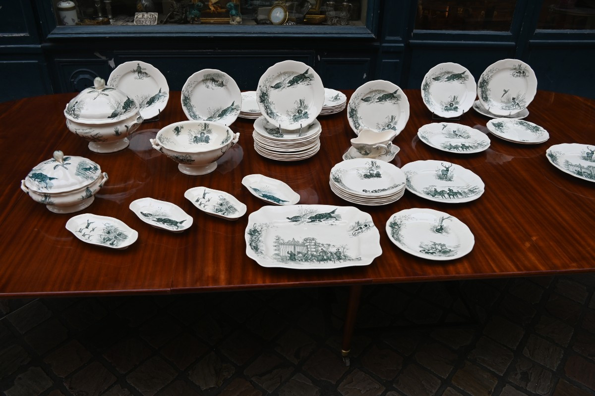 Chasse à courre  important service de table en faience de Sarguemine