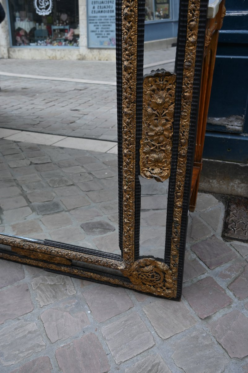 Important et grand miroir de style Louis XIV en laiton repoussé -photo-5