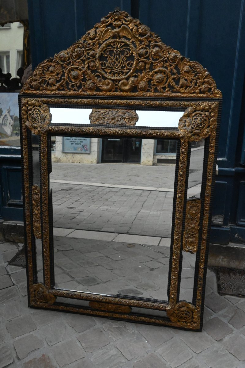 Important et grand miroir de style Louis XIV en laiton repoussé -photo-7