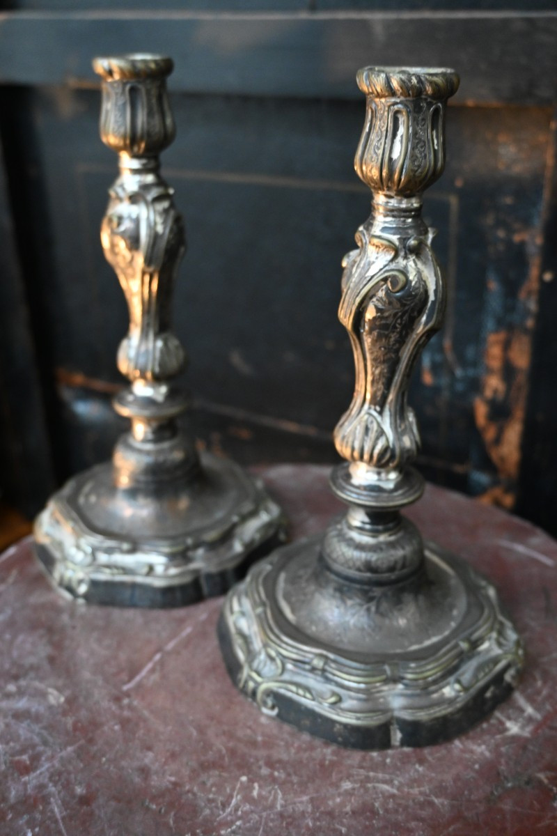 Paire de bougeoirs en metal plaqué XVIII