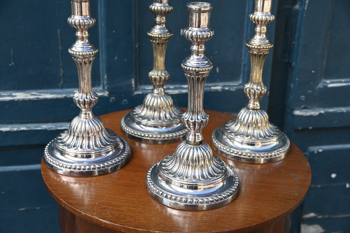 Suite de quatre bougeoirs en métal argenté  Louis XVI-photo-2
