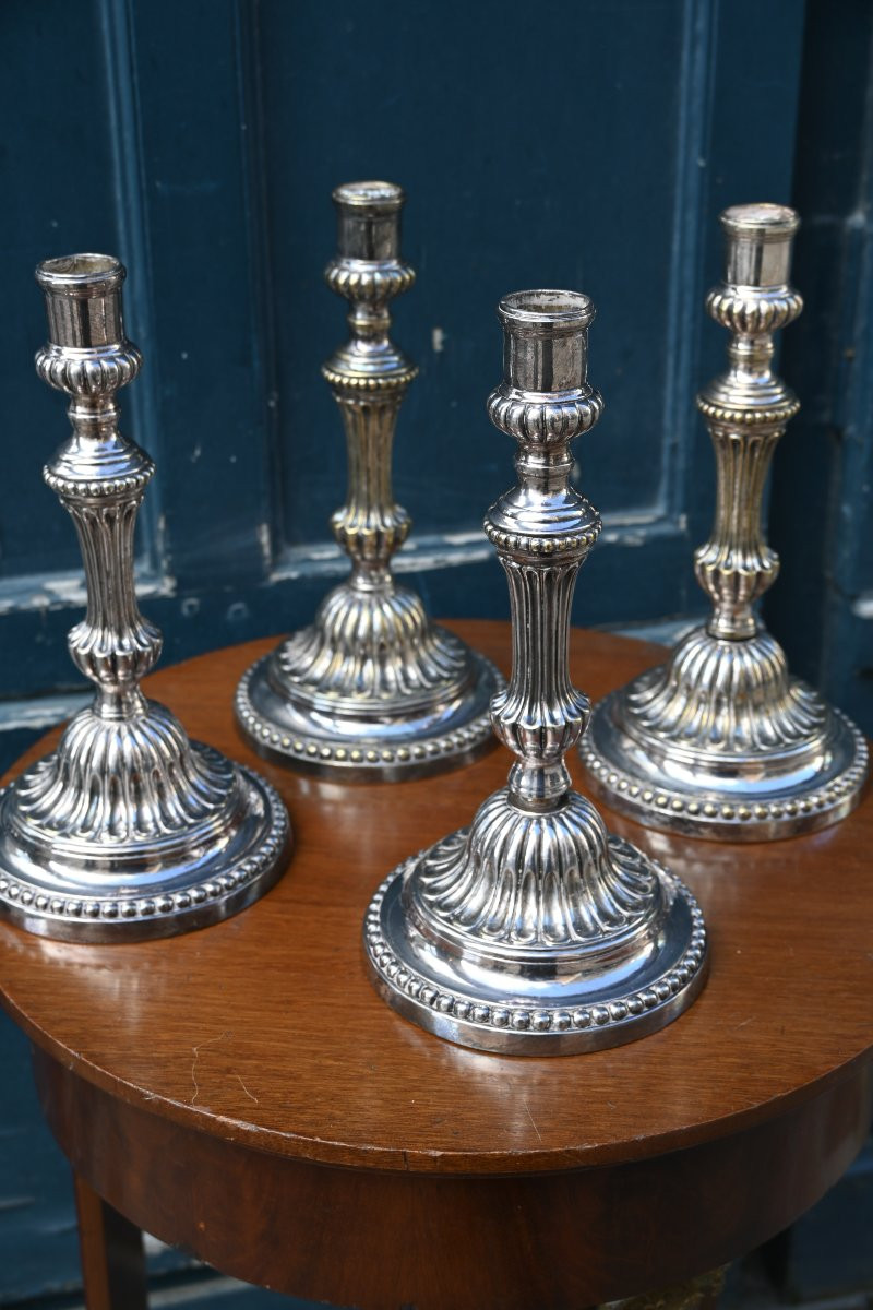 Suite de quatre bougeoirs en métal argenté  Louis XVI-photo-4