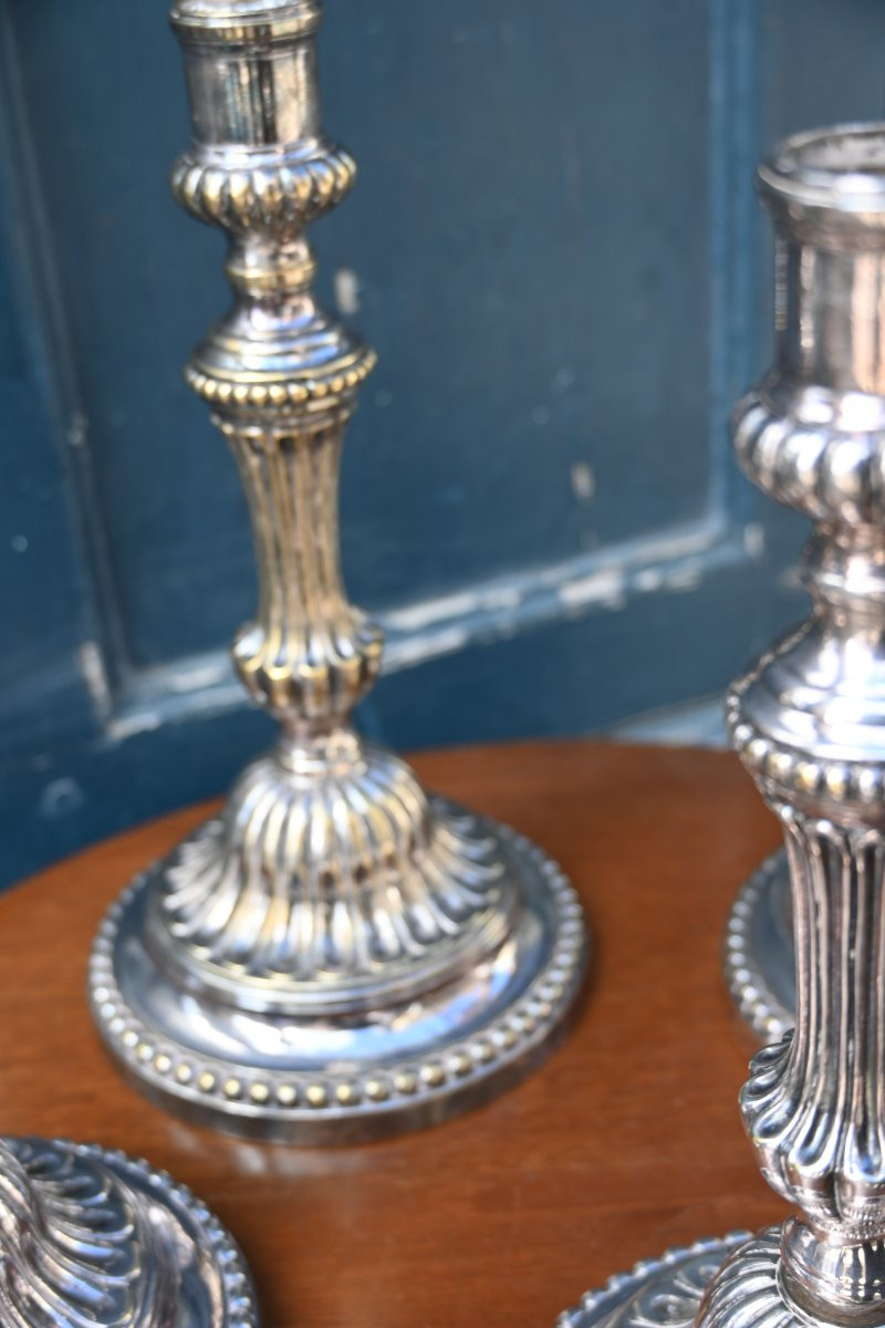 Suite de quatre bougeoirs en métal argenté  Louis XVI-photo-7