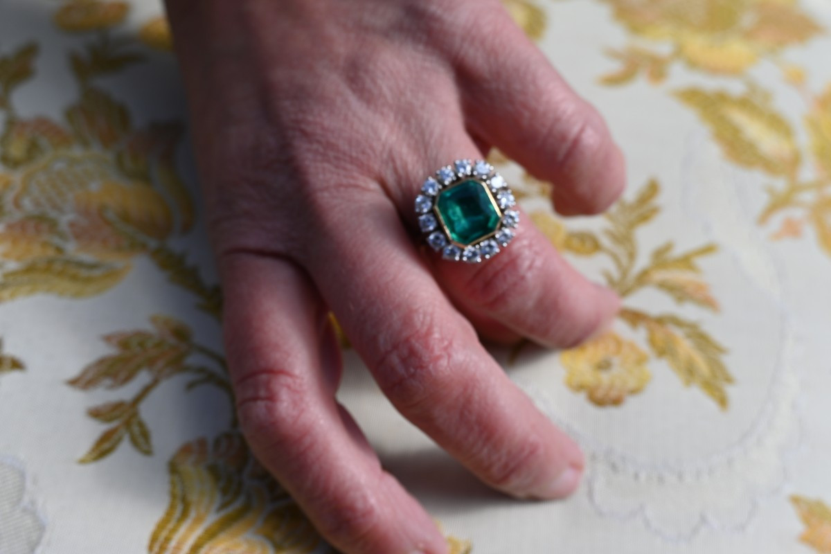 Bague  en platine entourée d une importante emeraude