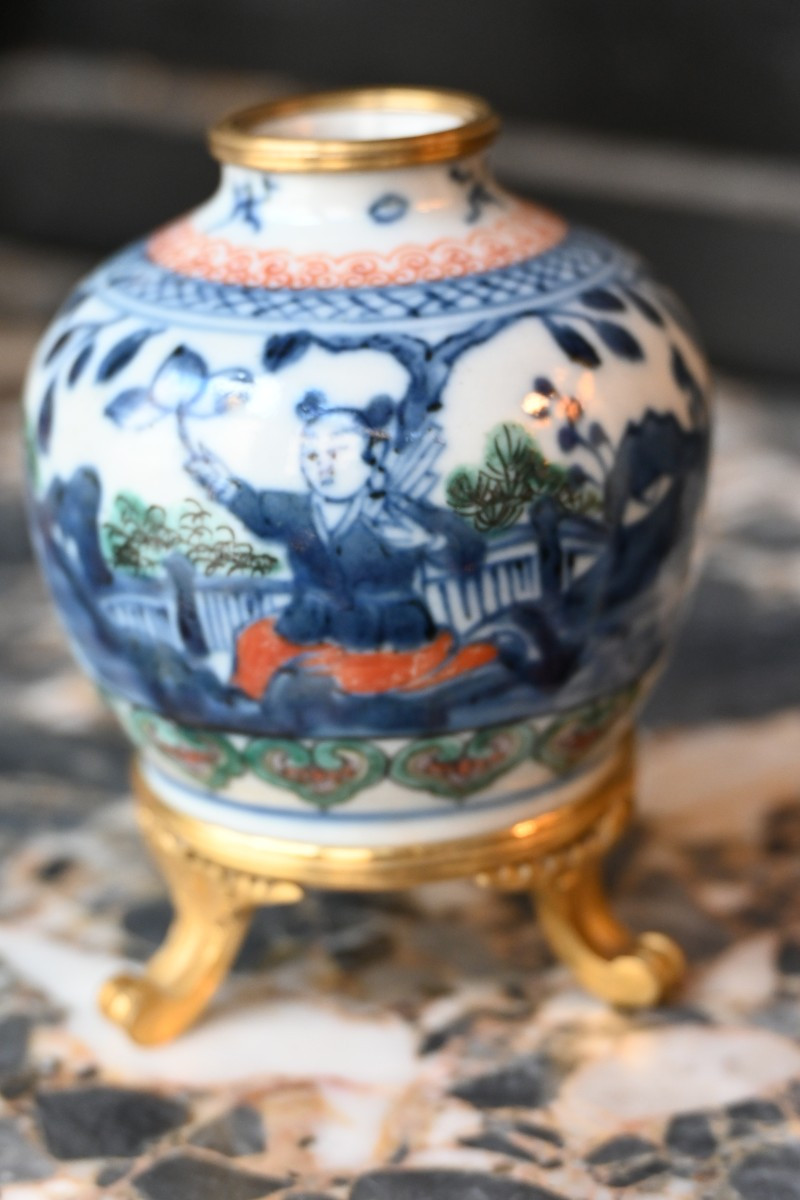Chine XIX , vase globulaire  goût Wucai  et monture bronze Henri Dasson
