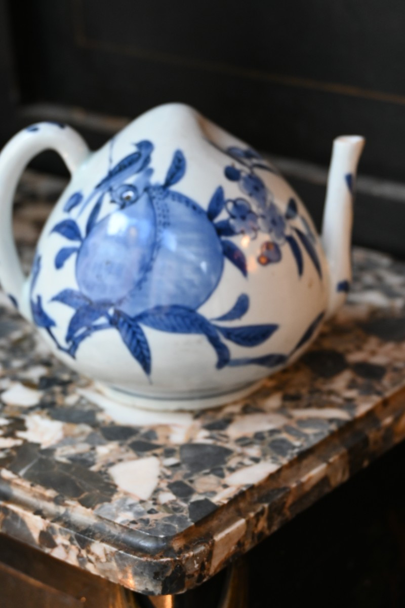 Théière "secrète " en porcelaine de Chine XIX