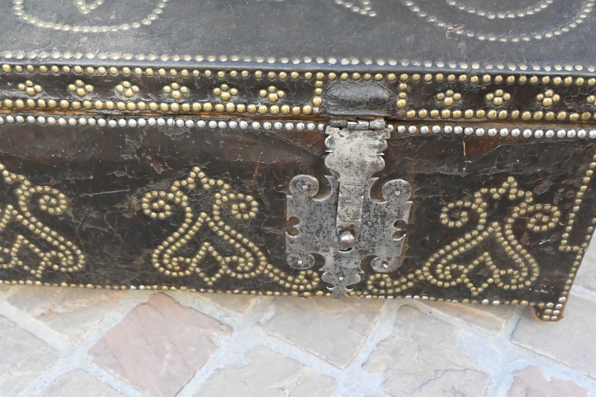 Grande malle en cuir et décors cloutés , d époque Louis XIV-photo-2