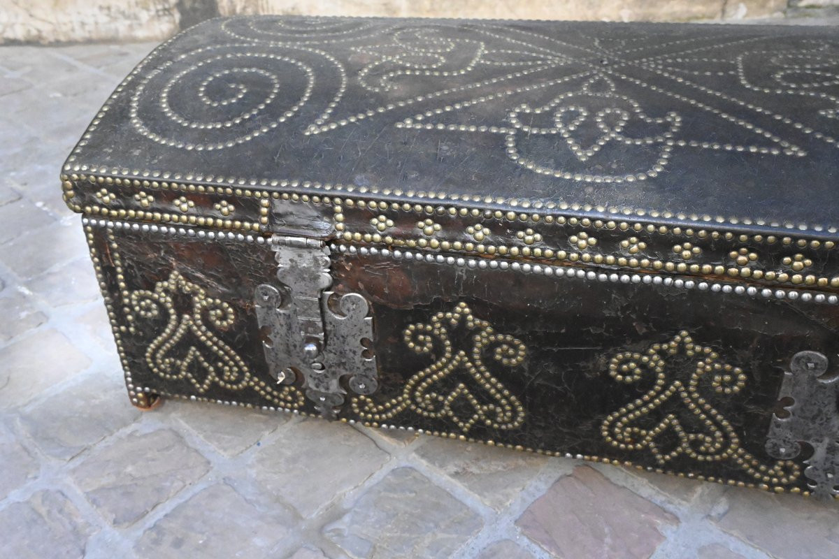 Grande malle en cuir et décors cloutés , d époque Louis XIV-photo-3