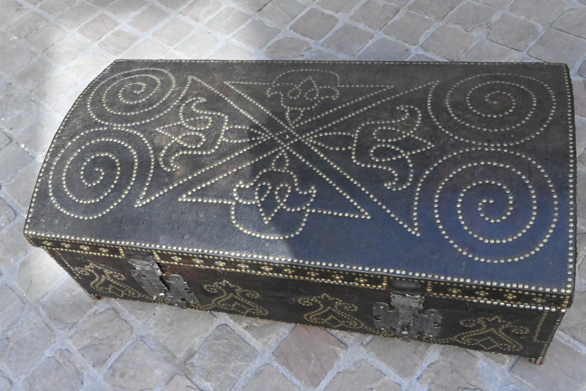 Grande malle en cuir et décors cloutés , d époque Louis XIV-photo-4