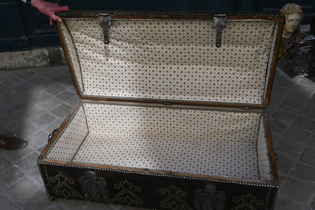 Grande malle en cuir et décors cloutés , d époque Louis XIV-photo-2