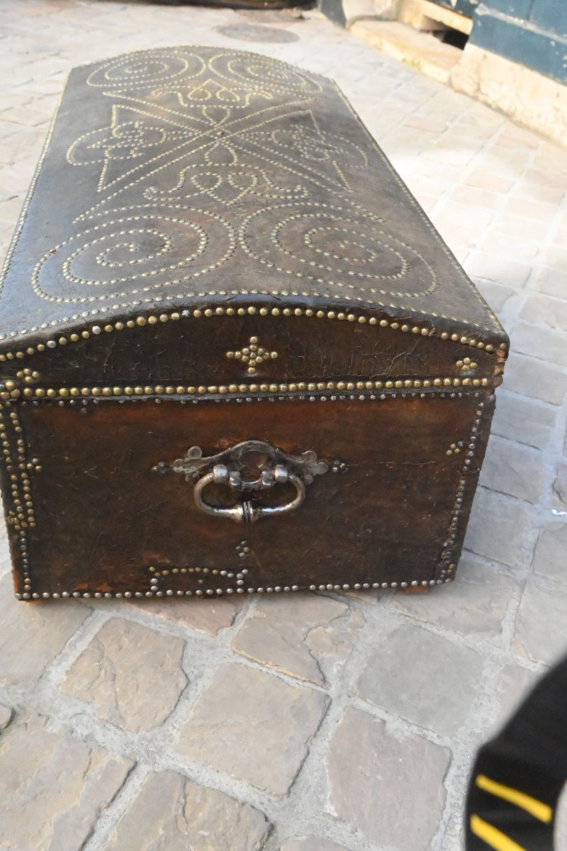 Grande malle en cuir et décors cloutés , d époque Louis XIV-photo-4