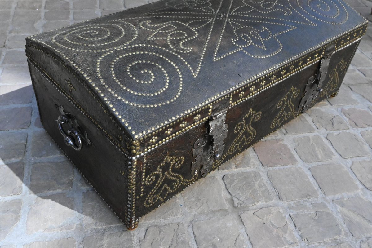 Grande malle en cuir et décors cloutés , d époque Louis XIV-photo-5