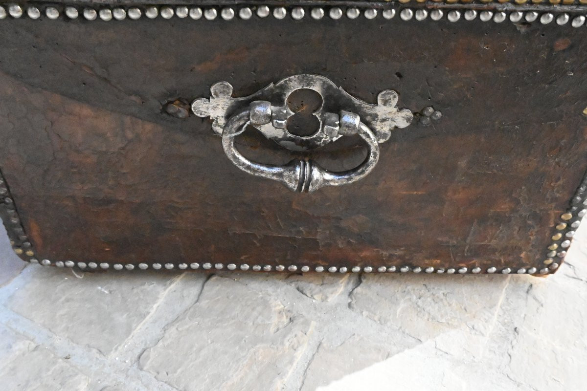 Grande malle en cuir et décors cloutés , d époque Louis XIV-photo-6