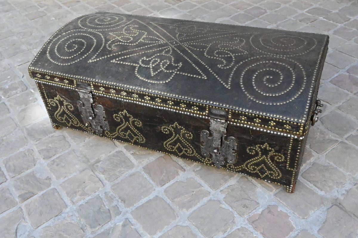 Grande malle en cuir et décors cloutés , d époque Louis XIV