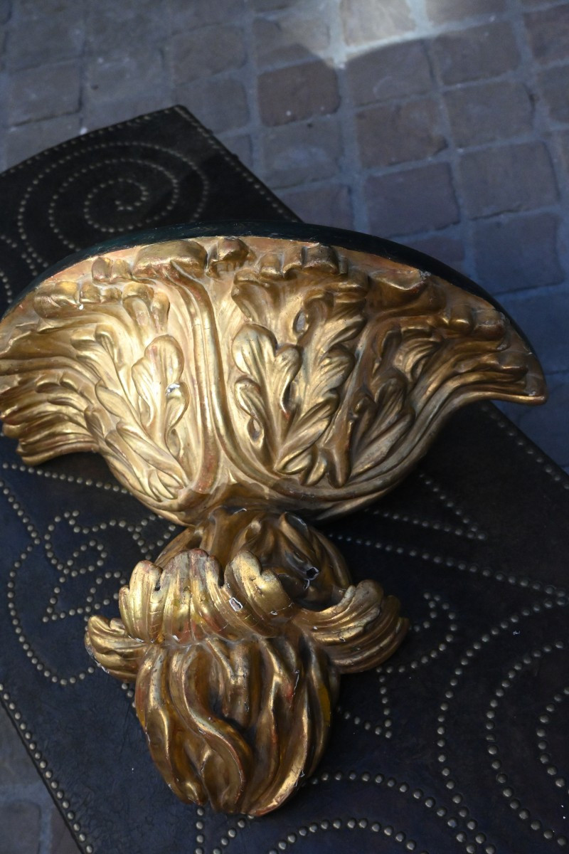 Large console d applique  en bois sculpté et doré Italie