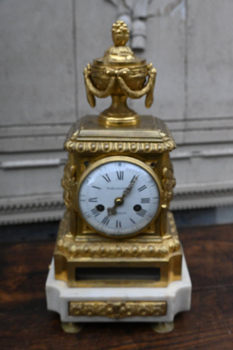Pendule d époque Louis XVI à la fleur de lys signé de Barancourt -photo-1