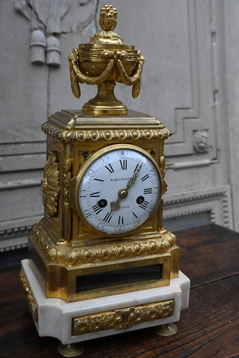 Pendule d époque Louis XVI à la fleur de lys signé de Barancourt 