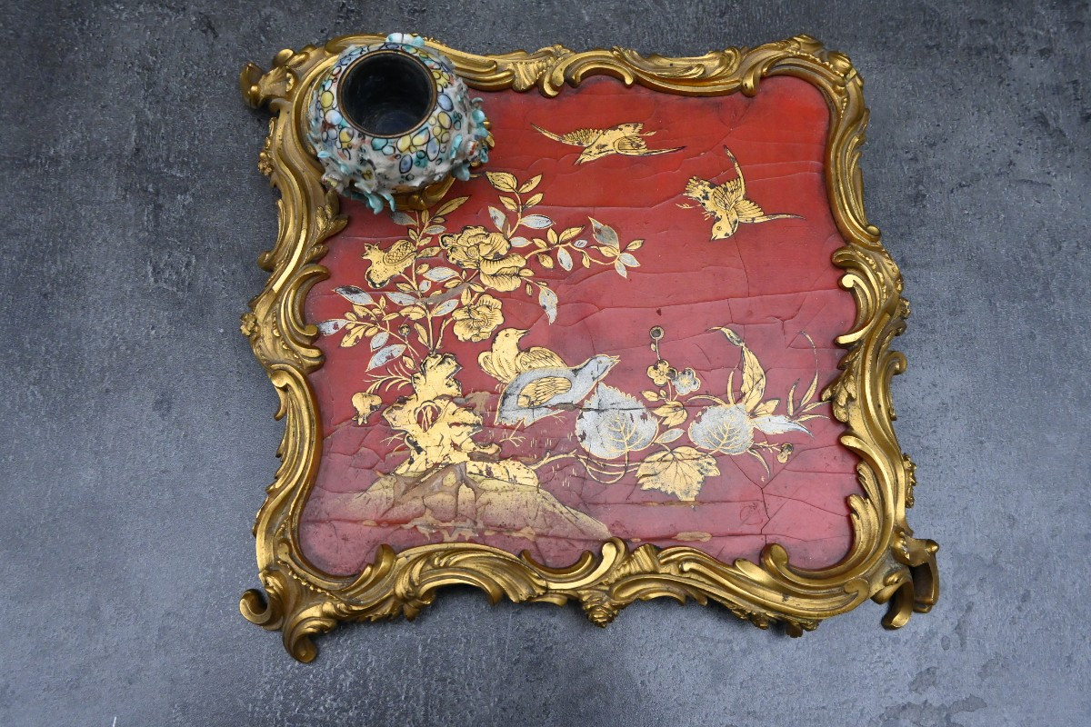 Encrier en laque rouge dans le gout de la Chine monture bronze , Louis XV
