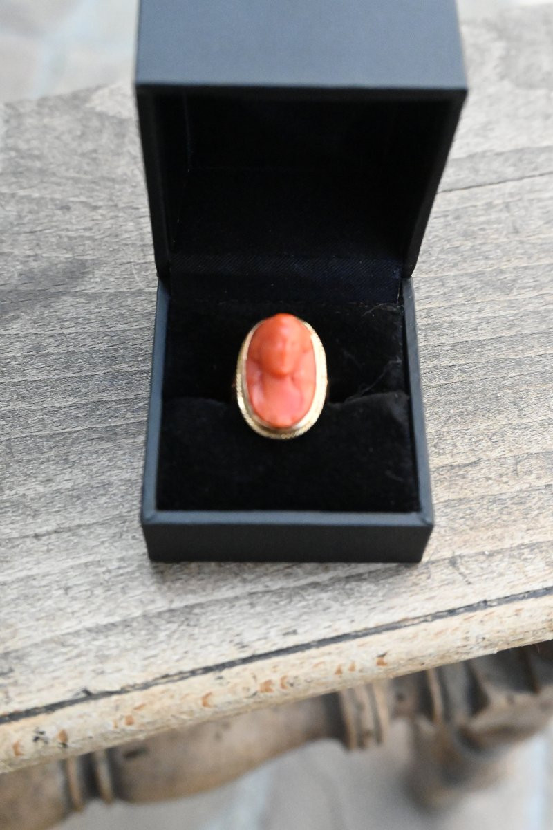 Woman's Cameo Ring In Coral XIX-photo-2