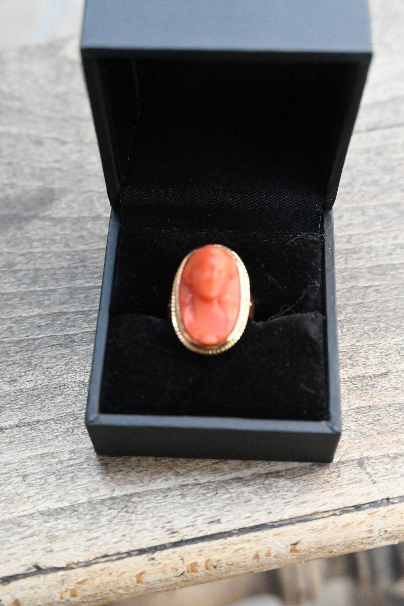 Woman's Cameo Ring In Coral XIX-photo-4