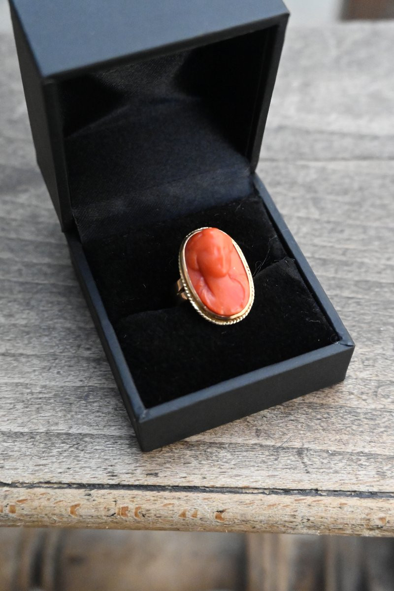 Woman's Cameo Ring In Coral XIX-photo-3