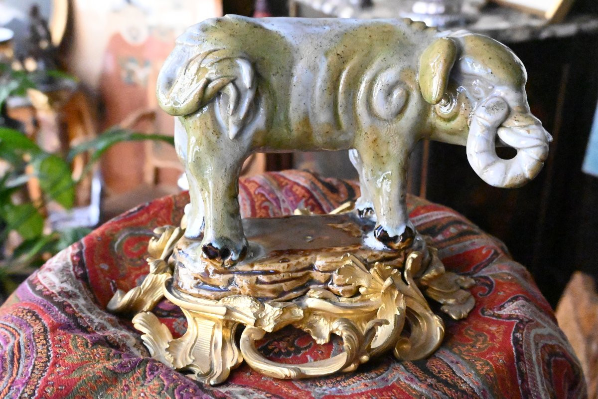 Elephant en porcelaine de la Chine , monture rocaille en bronze -photo-2