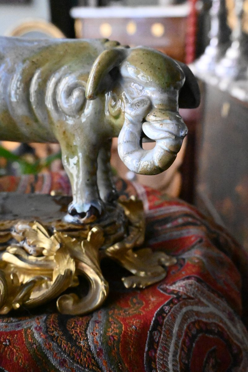 Elephant en porcelaine de la Chine , monture rocaille en bronze -photo-3