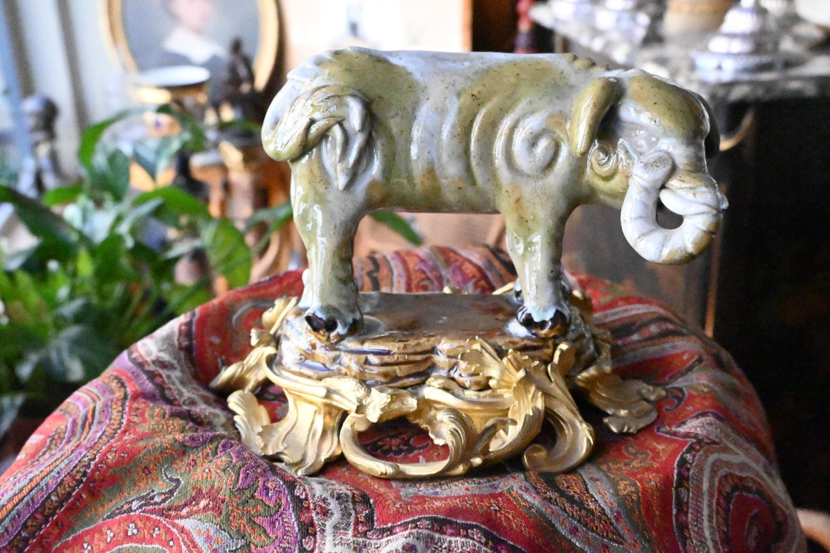 Elephant en porcelaine de la Chine , monture rocaille en bronze -photo-1