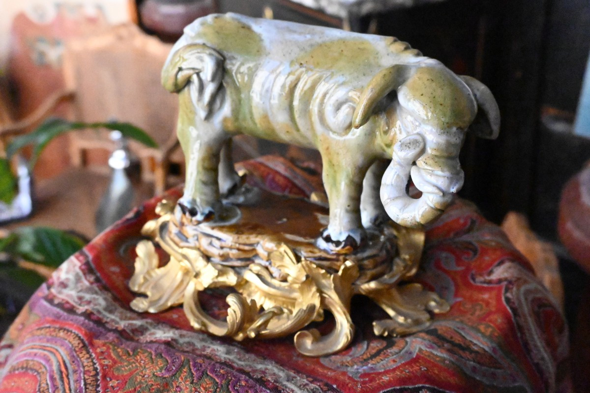 Elephant en porcelaine de la Chine , monture rocaille en bronze 