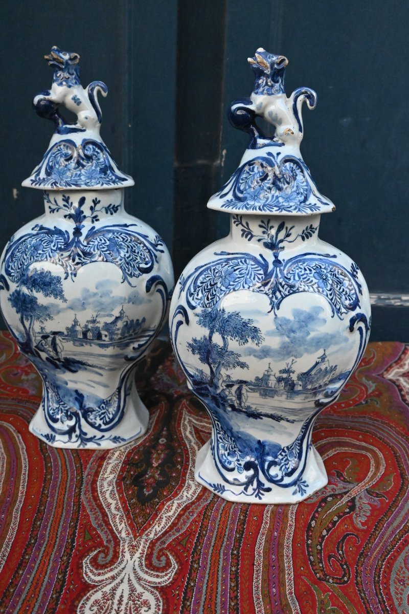 Paire de vases couverts en Delft XVIII