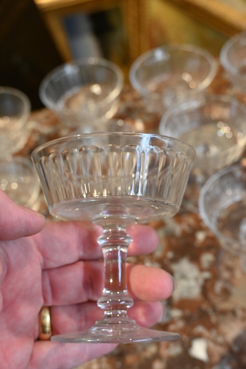 Suite de 12 coupes en cristal de Baccarat XIX-photo-2
