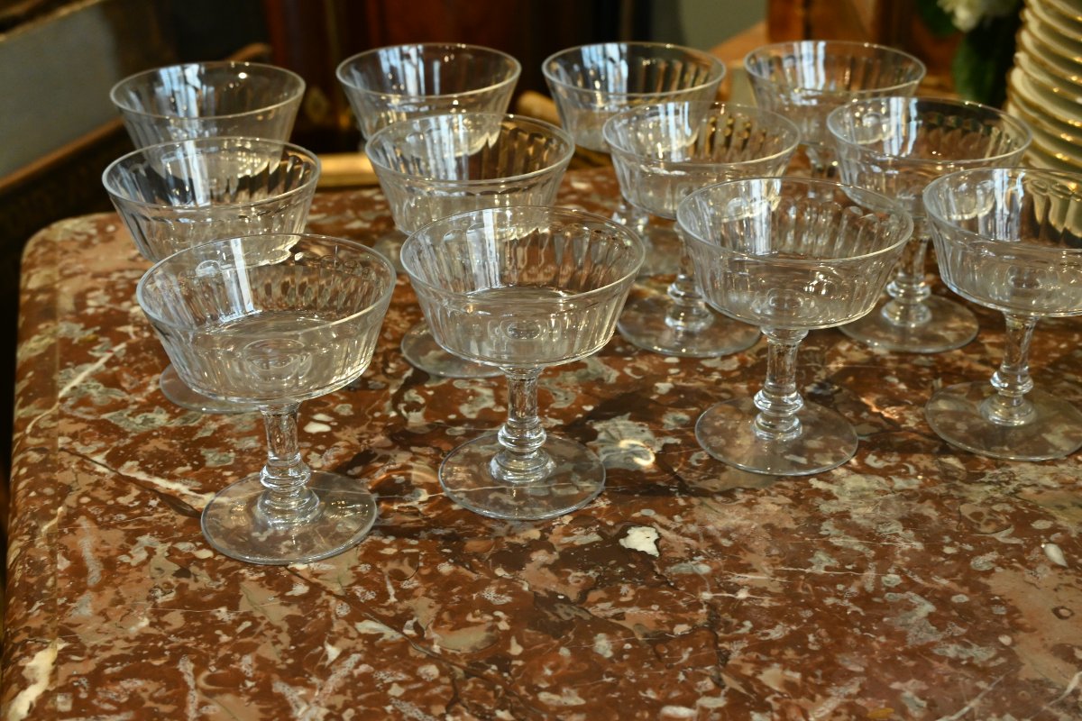 Suite de 12 coupes en cristal de Baccarat XIX