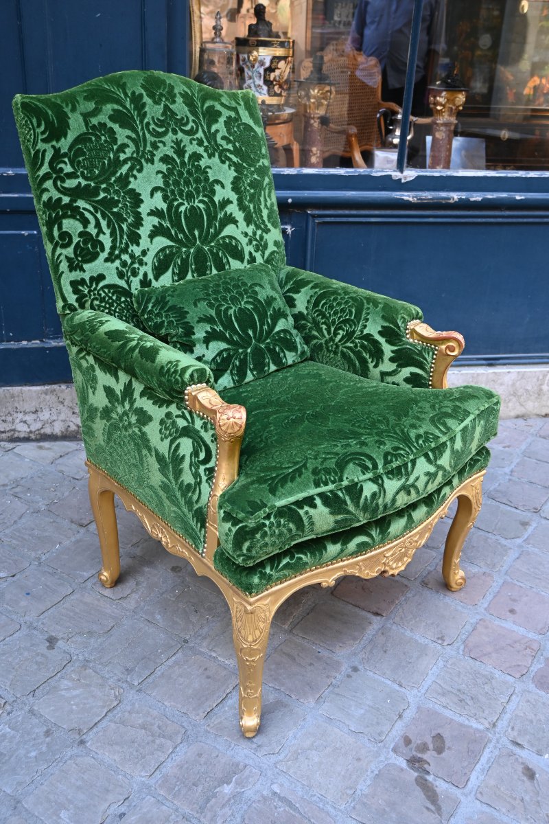 Large bergère en bois doré et velour vert de style Regence 