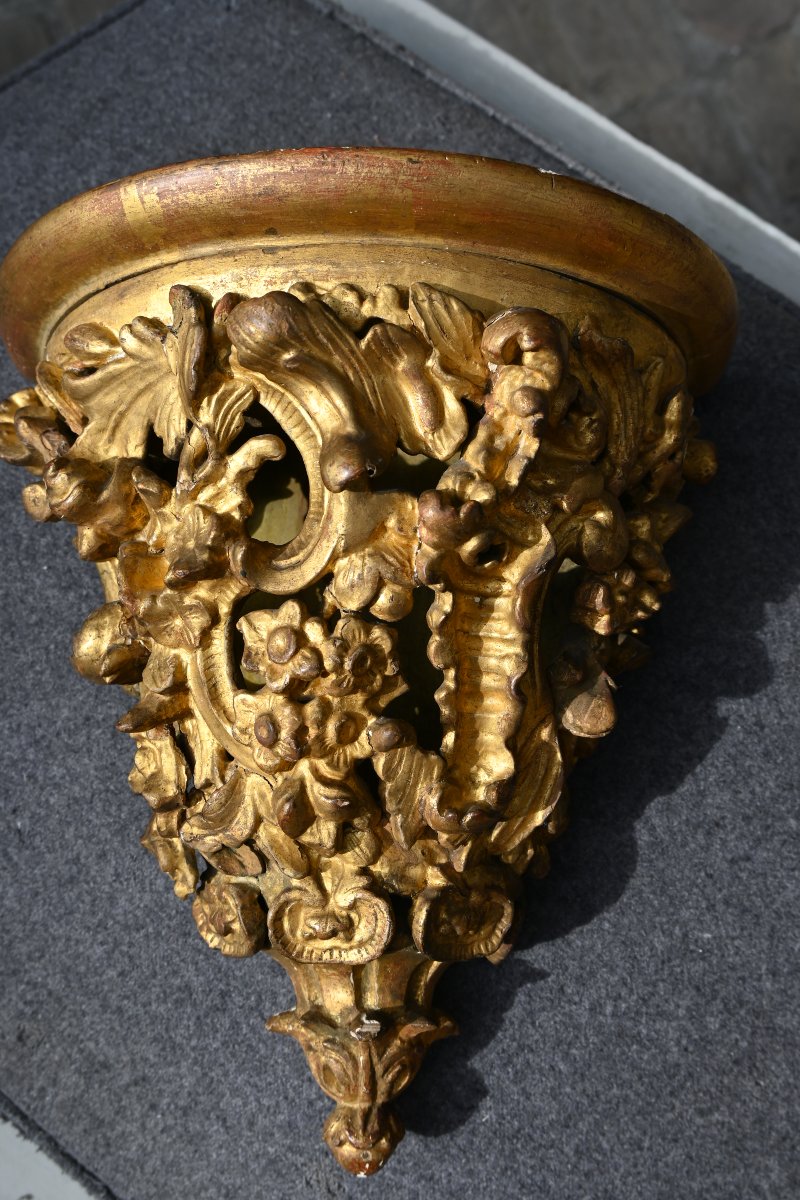 Console d applique en bois sculpté ajouré et doré d époque XVIII