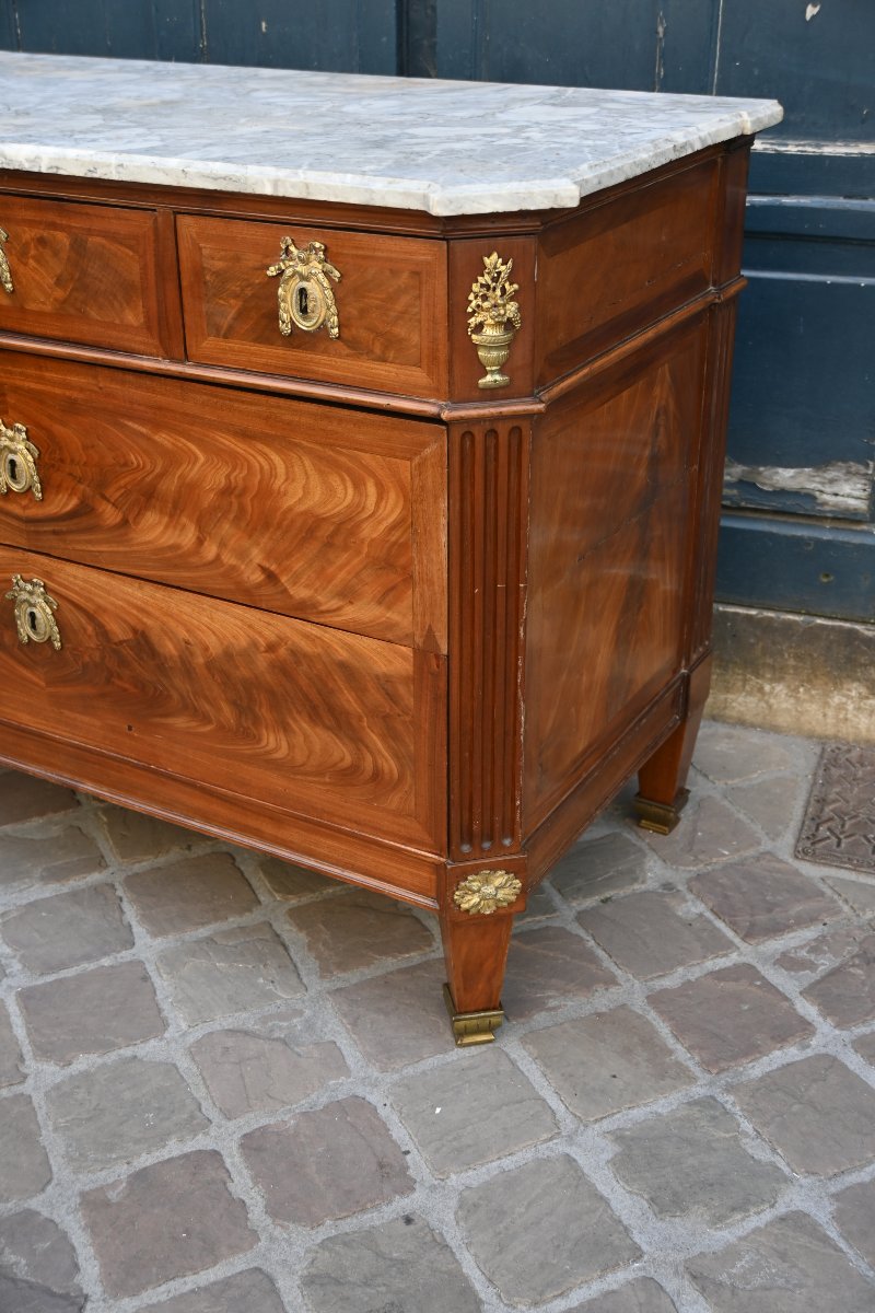 Elégante commode d époque Louis XVI , estampillée