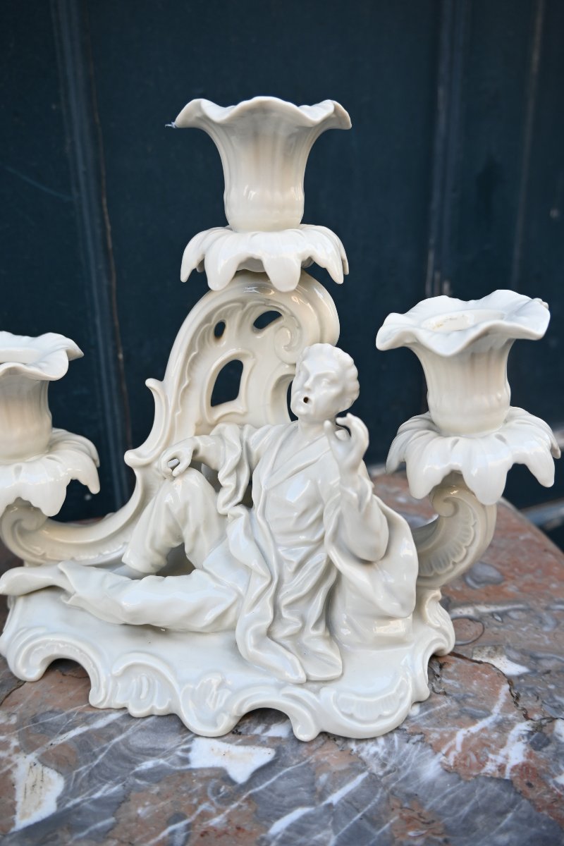 Paire de bougeoirs aux Chinois , style XVIII porcelaine allemande-photo-1