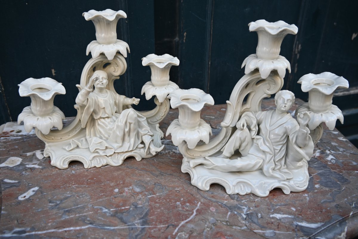 Paire de bougeoirs aux Chinois , style XVIII porcelaine allemande