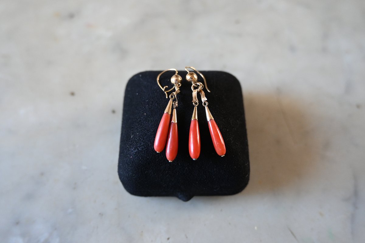 Pair Of Coral And Yellow Gold Earrings-photo-2