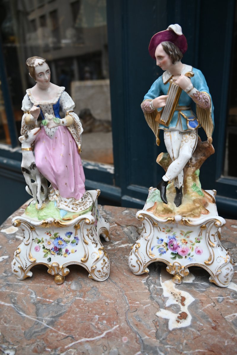 Paire de porte plume couple  deTroubadours en porcelaine Jacob Petit  XIX vers 1840