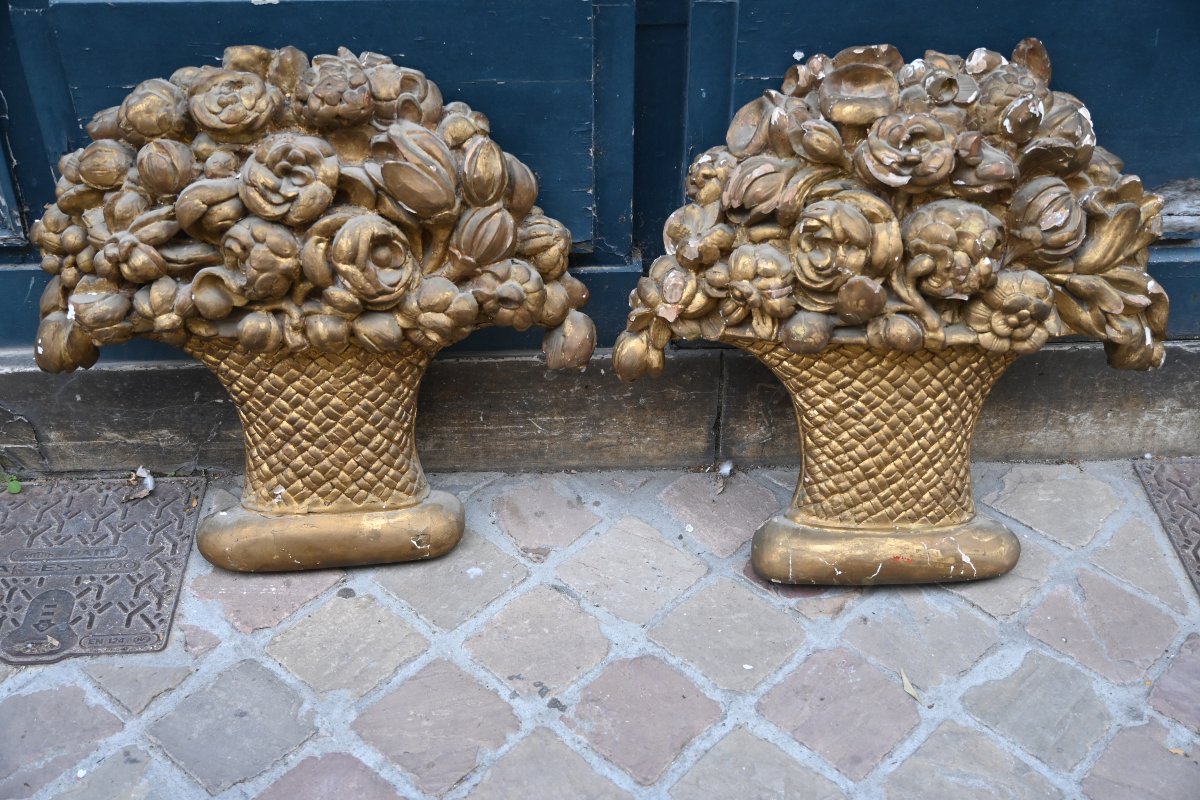 Paire de grands bouquets et paniers en bois sculpté et doré d époque Directoire fin XVIII