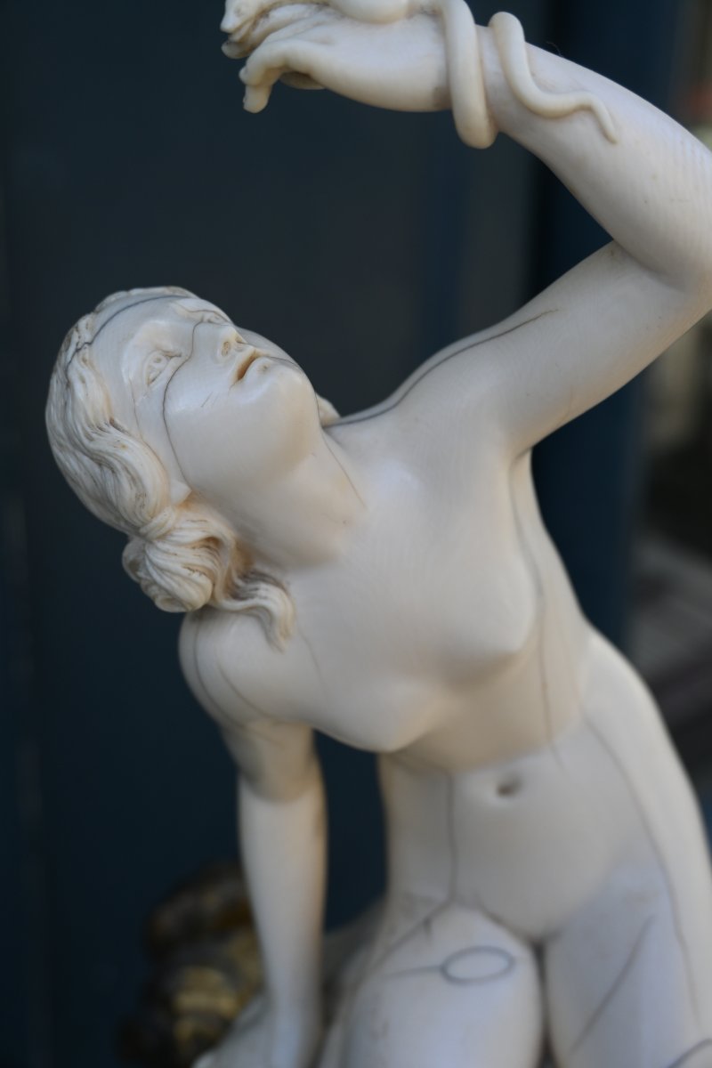 Important And Rare Ivory Sculpture Of Cleopatra -photo-3