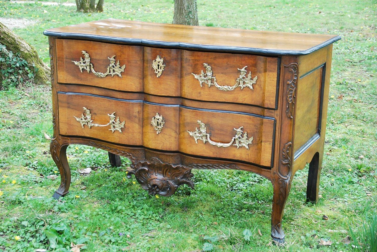 Importante Commode En Noyer Par Hache , époque Louis XV