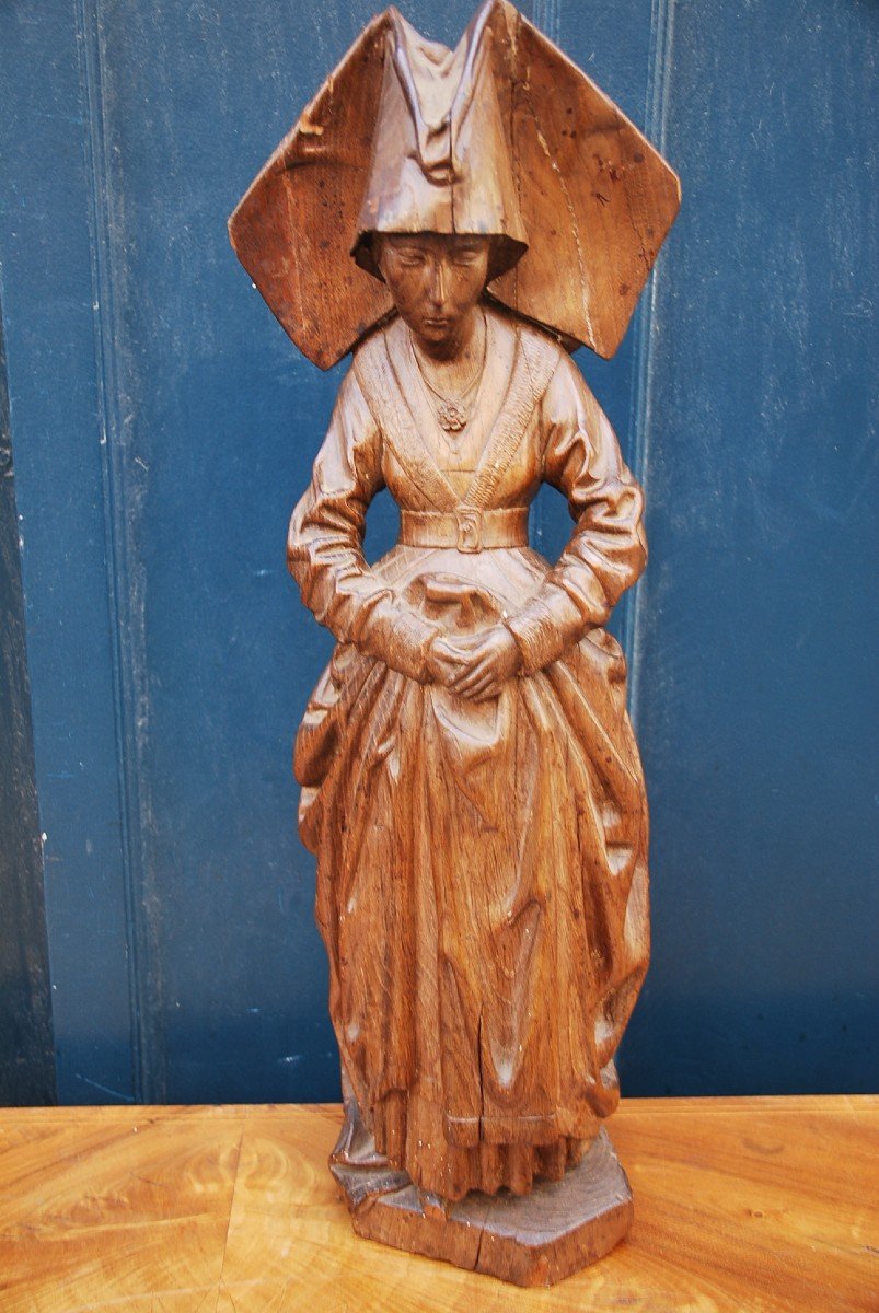 Sculpture Représentant Une Femme  Du Moyen Age